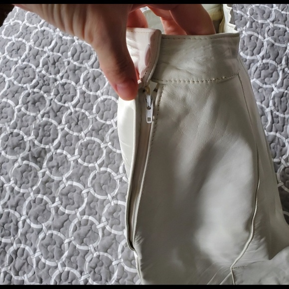 Gorgeous off white vintage Danier leather mini skirt. - Picture 4 of 9